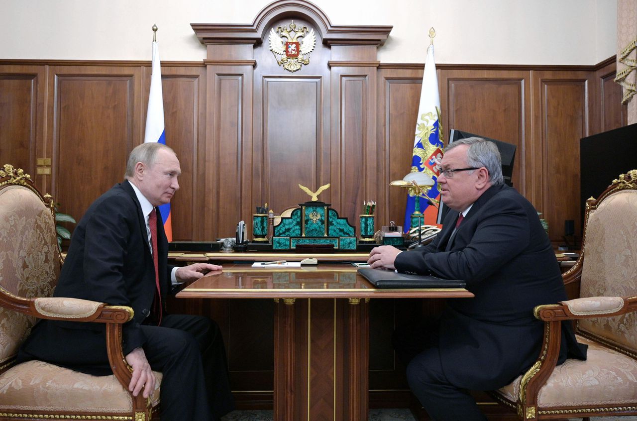 Vladimir Poetin (links) maandag in gesprek met Andrei Kostin, de baas van de Russische bank VTB.