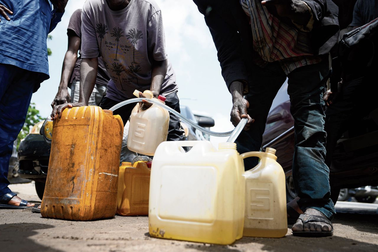 Nu Nigeria de brandstofsubsidie afschaft, kost een volle tank ineens een maandloon: ‘Het is in Gods handen’ 