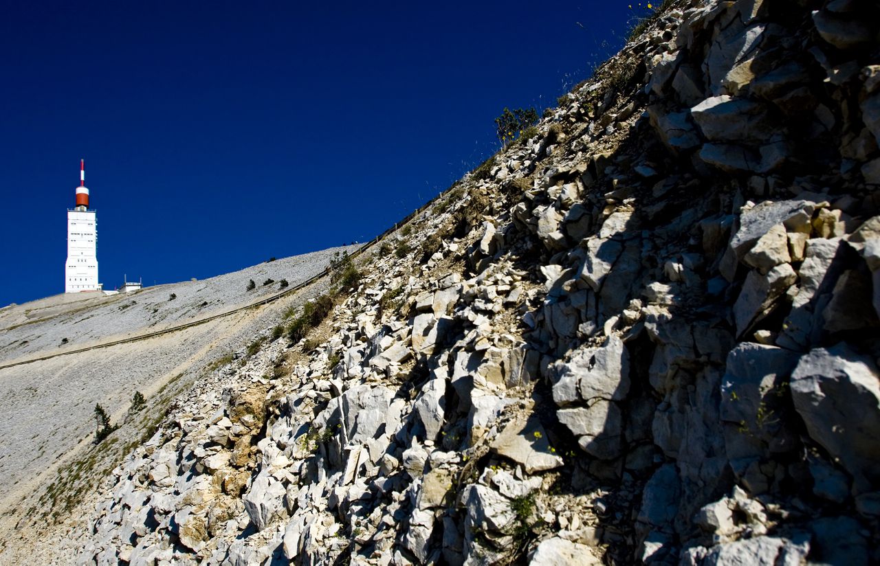 Het maanlandschap van de Kale Berg met op de top een weerstation.