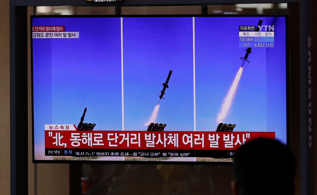 Een televisie in het treinstation van de Zuid-Koreaanse hoofdstad Seoul toont een journaalbericht over de wapentest in Noord-Korea.
