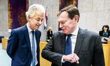  Bruno Bruins geeft Geert Wilders een ‘veilige’ ellebooggroet in de Tweede Kamer. Een week later wordt een debat, met onder anderen Wilders aan de interruptiemicrofoon, Bruins te veel, en zakt hij in elkaar.