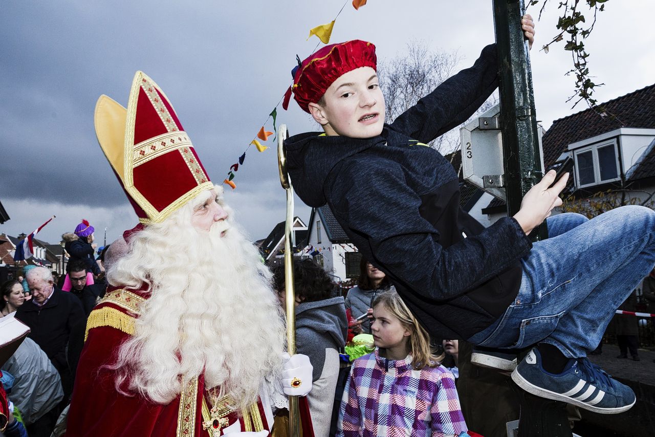 Kijkje achter de schermen bij Sinterklaasintocht Roelofarendsveen 