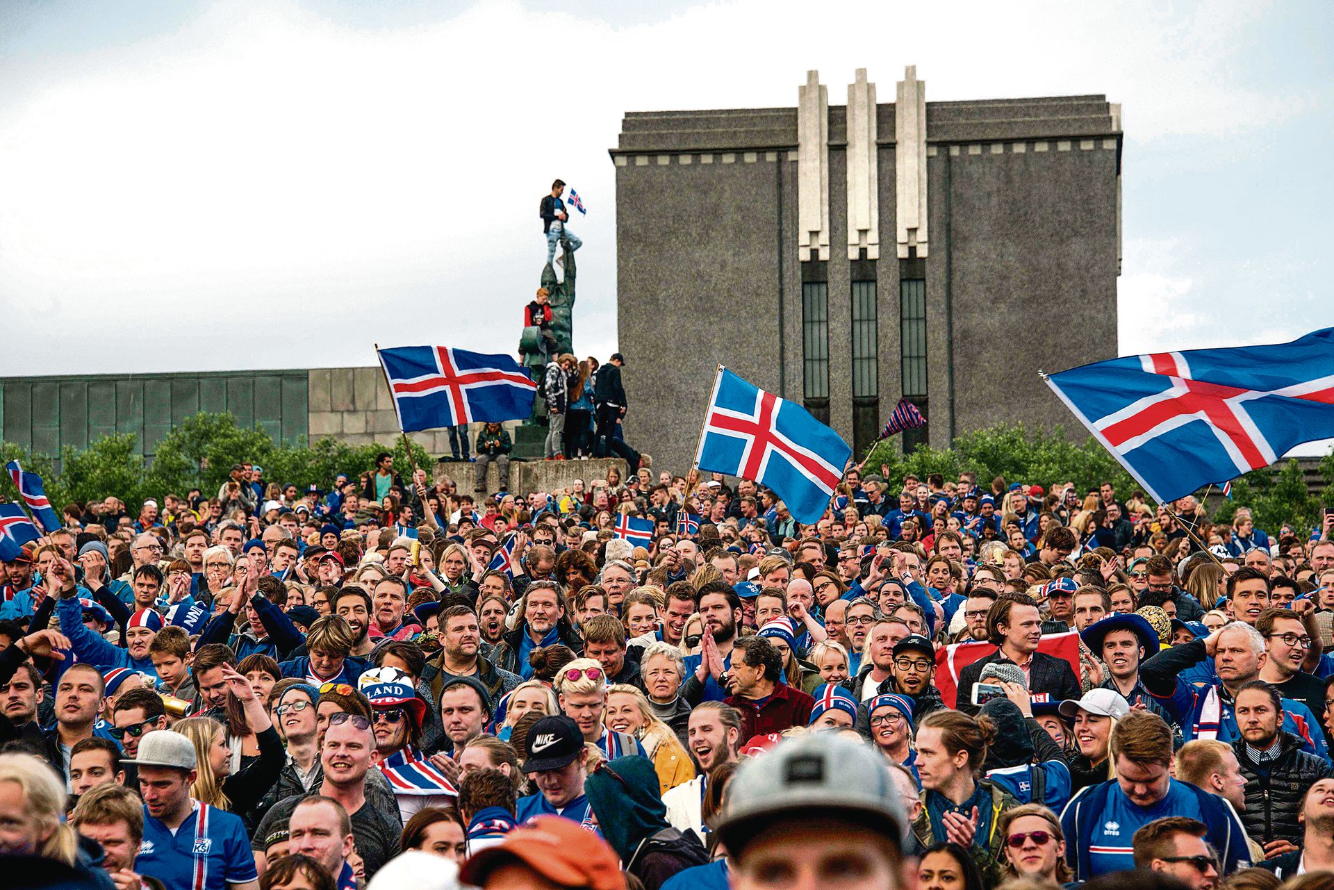 Почему в исландии большое количество действующих. День независимости Исландии. Исландия политика. Исландия кризис. Исландия люди.