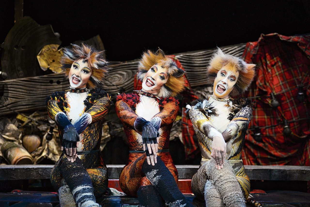 De katten Demeter, Bombalurina en Jellylorum in Cats, gespeeld door fenomenale dansers en zangers; in een show gebaseerd op een bundeltje kattengedichten van T.S. Eliot.