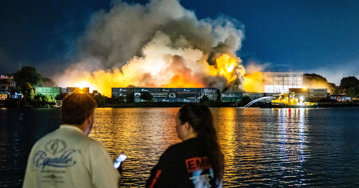 Grote brand bij recyclingbedrijf Rotterdam, Maastunnel afgesloten