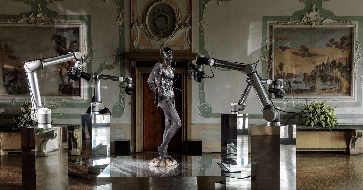 Kunstenaar Miles Greenberg (1997) staat één dag aan een paal vastgebonden in het Stedelijk: ‘Pijn kan de deur zijn naar iets goddelijks’