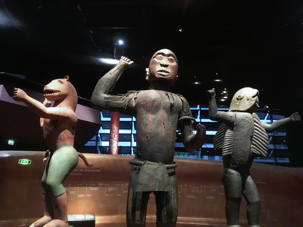 Drie standbeelden van koningen van Dahomey, eind negentiende eeuw geroofd door generaal Dodds en nu te zien in Musée Branly. Vanaf links: Koning Glèlè (1858-1889), halfleeuw, half mens; Koning Guézo (1818-1858), half vogel, half mens; en Koning Béhanzin (1889-1894), half haai, half mens.