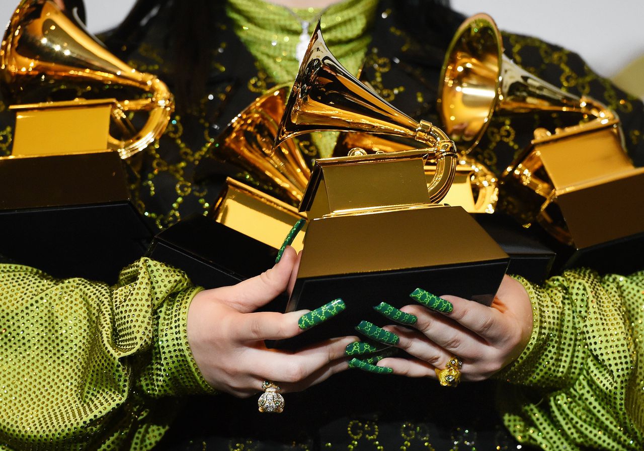 Zangeres Billie Eilish houdt na de uitreiking van 2020 een aantal Grammy's vast, onder meer voor beste album en beste nummer.
