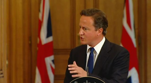 Premier Cameron tijdens de persconferentie. Screenshot BBC