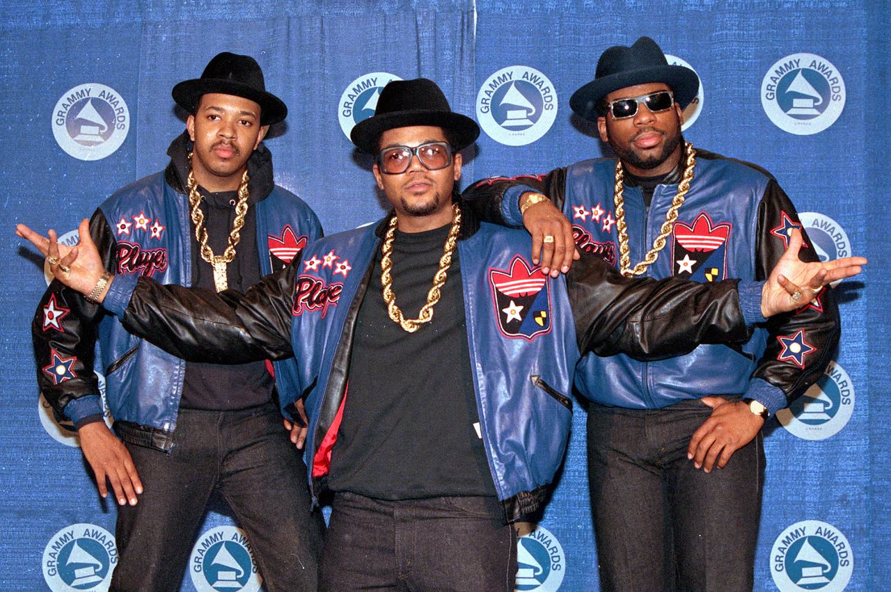 Run-DMC na de uitreiking van de Grammy's in New York in 1998. Jam Master Jay staat rechts.