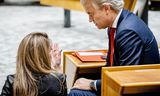 Overleg tussen Dilan Yesilgöz (VVD) en Geert Wilders (PVV) tijdens het  debat in de Tweede Kamer over het verslag van verkenner Ronald Plasterk.