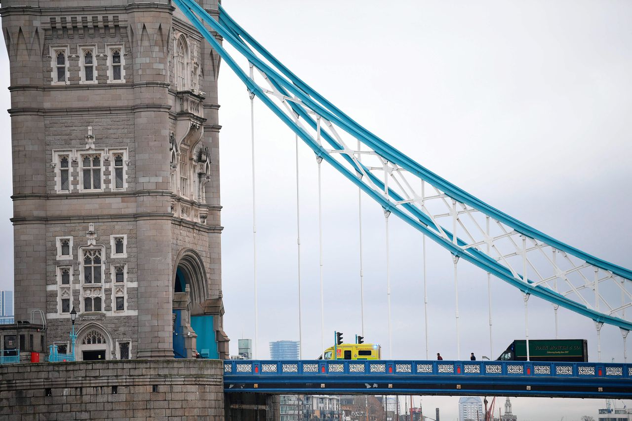 Een ambulance op de Tower Bridge, afgelopen dinsdag.