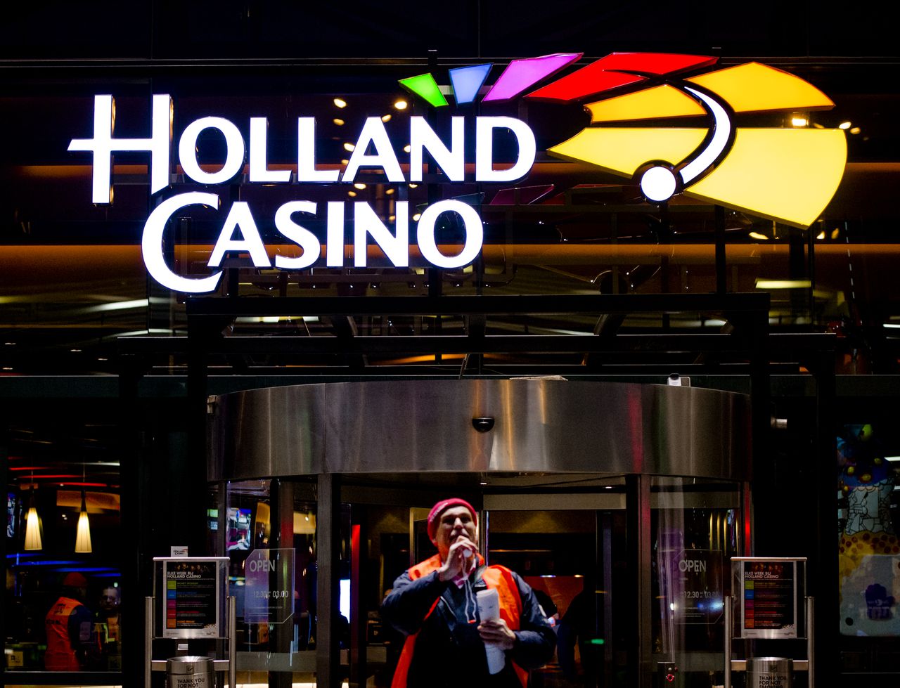 Werknemers van Holland Casino tijdens een staking vorig jaar.