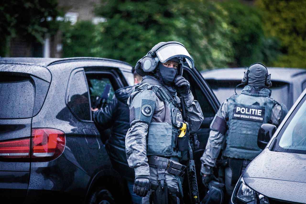 Agenten van de Dienst Speciale Interventies hebben donderdagochtend rond 04.10 uur heel vroeg een inval gedaan in een woning in in Hoofddorp. Een man is aangehouden en afgevoerd.