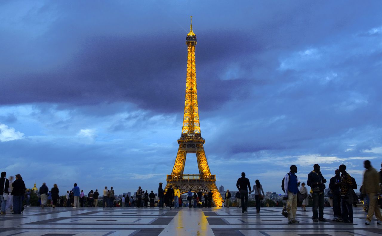De Eiffeltoren bij avond. Oplichter Victor Lustig wist in de vorige eeuw het bouwwerk meerdere malen te verkopen.