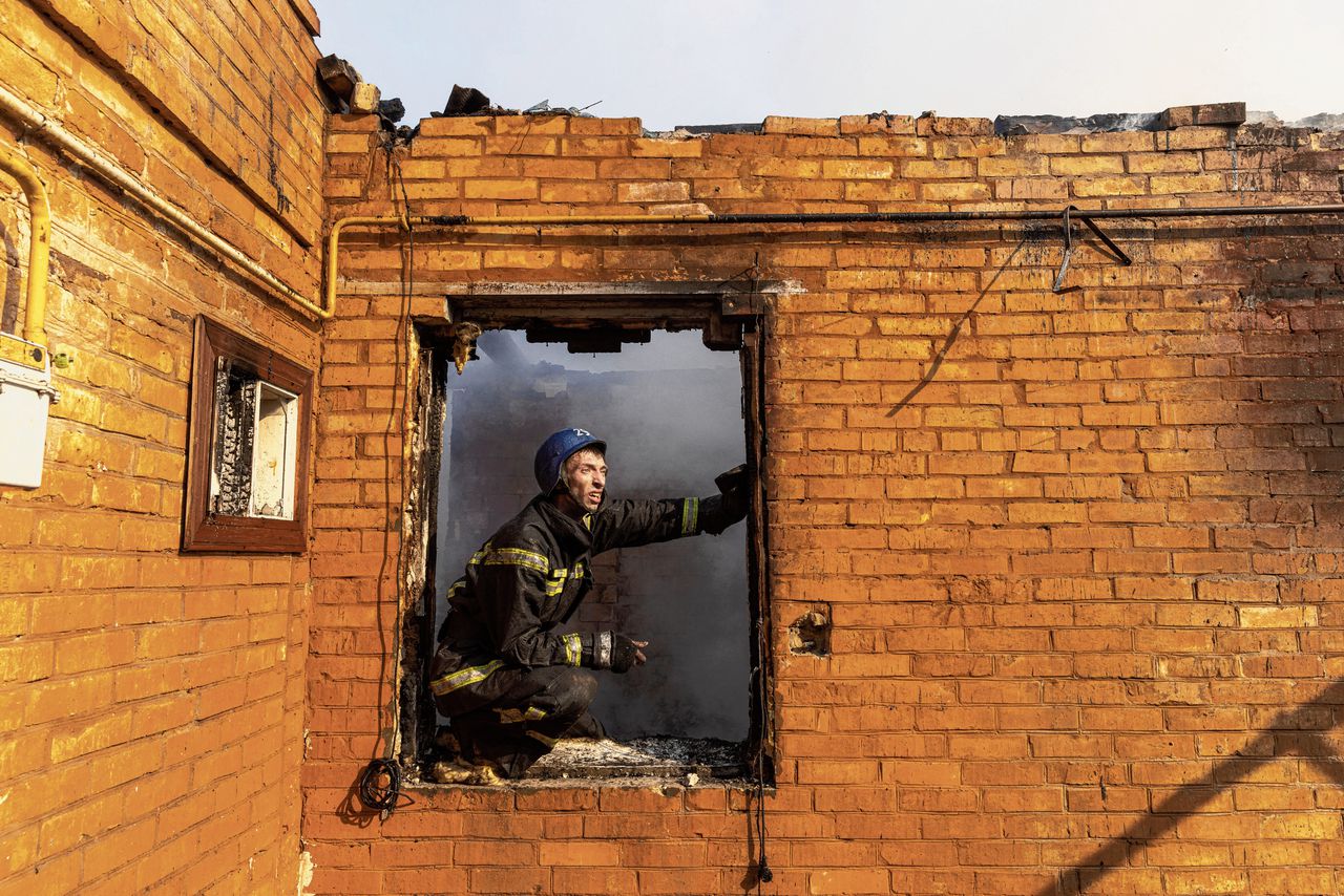 Een Oekraïense brandweerman na een Russische beschieting van een woondistrict in Kiev.
