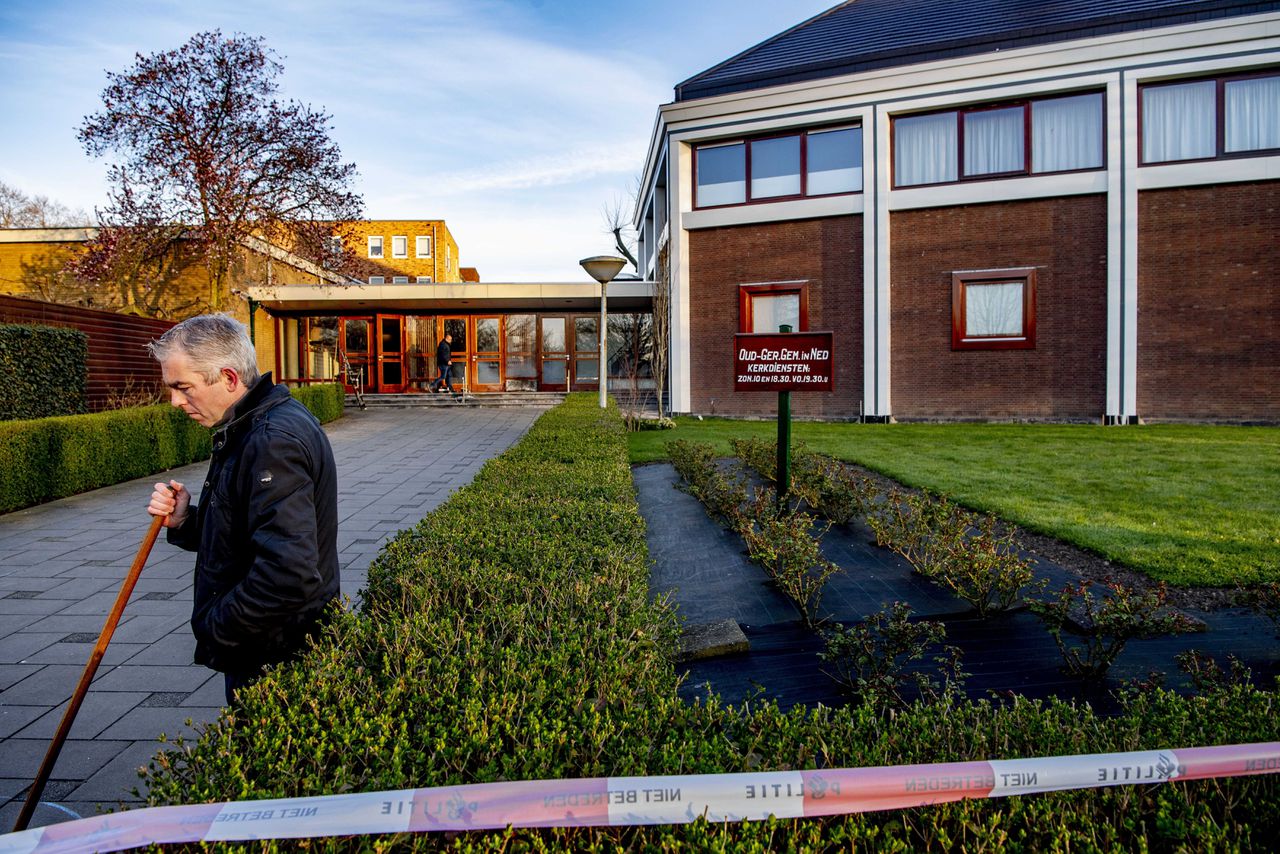 Kerkmedewerkers ruimen dinsdag op bij de Mieraskerk in Krimpen aan den IJssel, die beschadigd raakte door een vuurwerkbom.