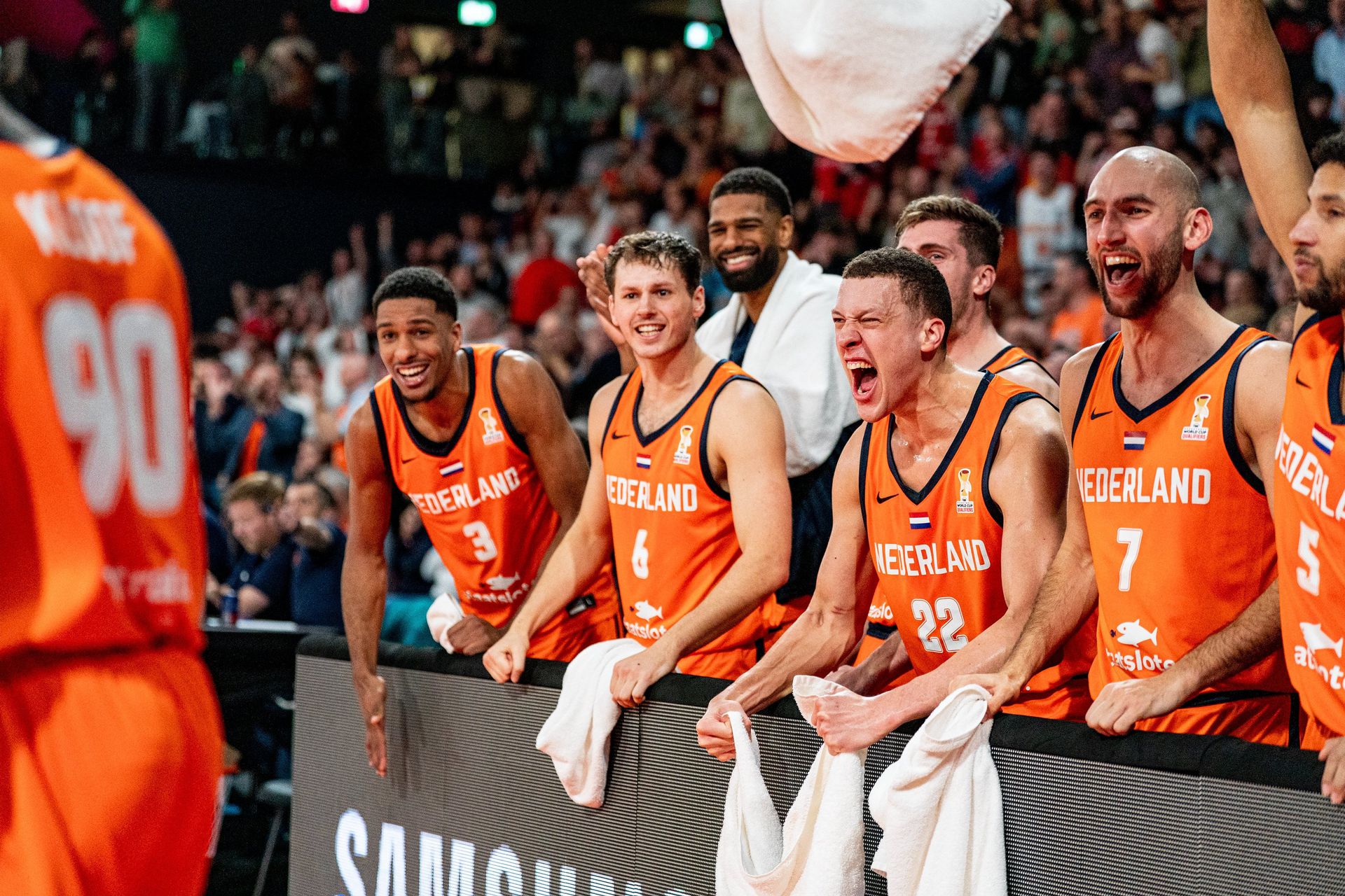Los jugadores holandeses gritan a sus compañeros durante el partido de clasificación para el Mundial contra Polonia.