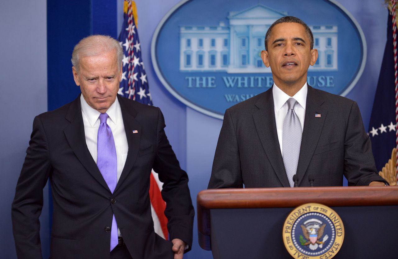 Vicepresident Biden (links) moet voor eind januari met concrete voorstellen komen om vuurwapengeweld in Amerika aan te pakken.
