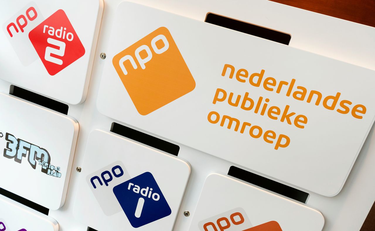 De logo's van de NPO in het gebouw van de omroep.