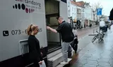 Centrum voor tandzorg staat voor een dakloze opvang in Den Bosch. Peer in de tandartsbus.