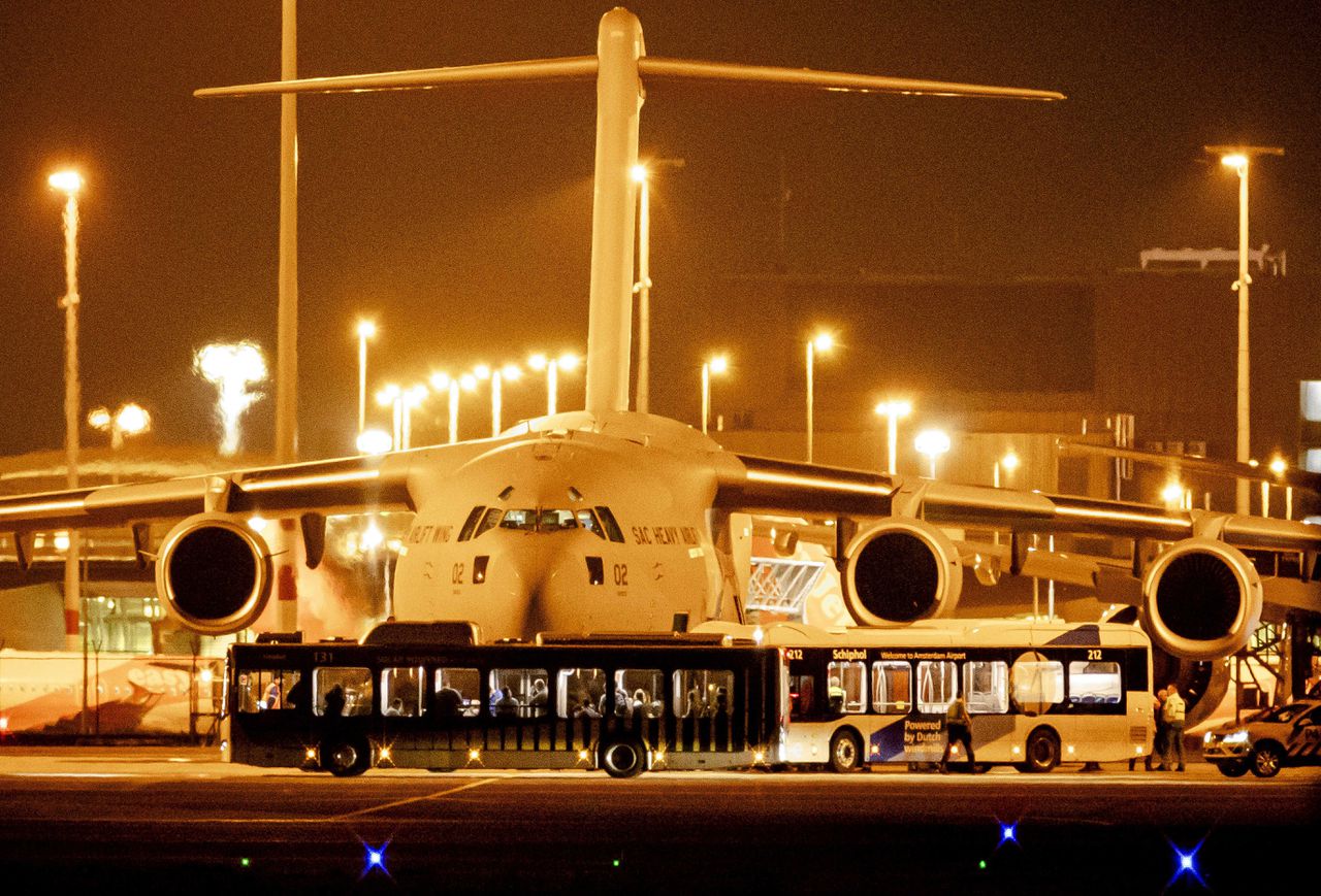 Het eerste vliegtuig met evacués uit Afghanistan dat vorige maand landde op Schiphol.
