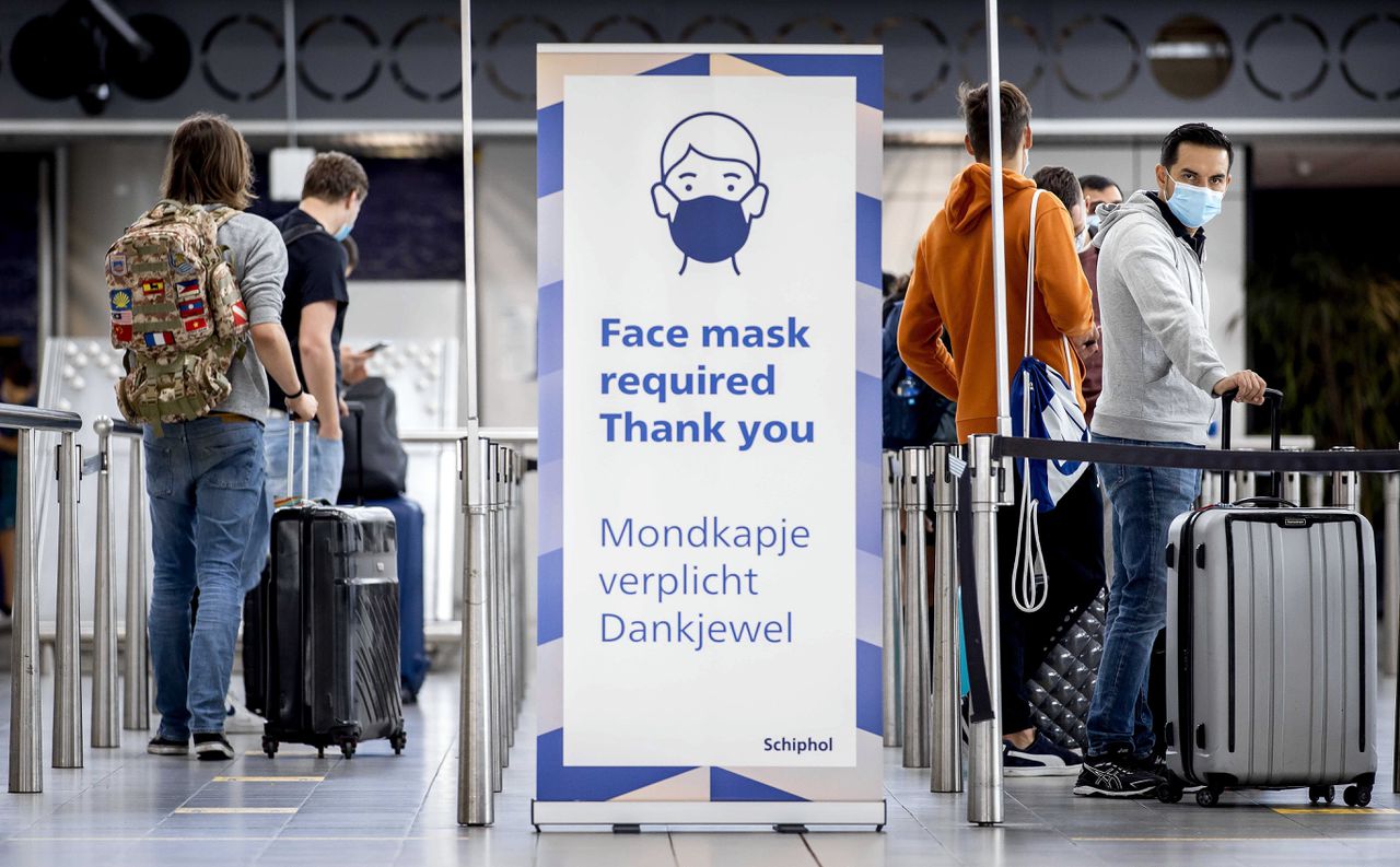 Reizigers op luchthaven Schiphol worden verplicht een mondkapje te dragen.