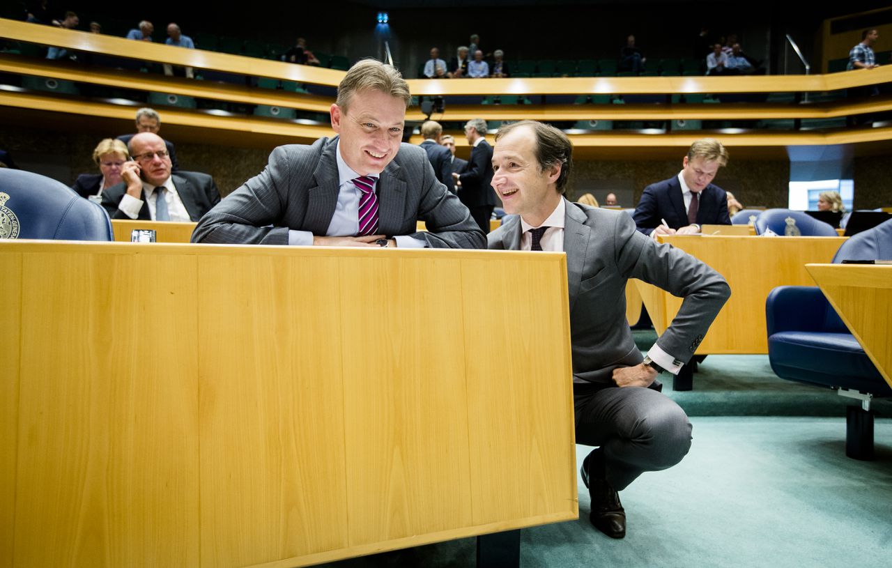 Halbe Zijlstra en Eric Wiebes in 2015.