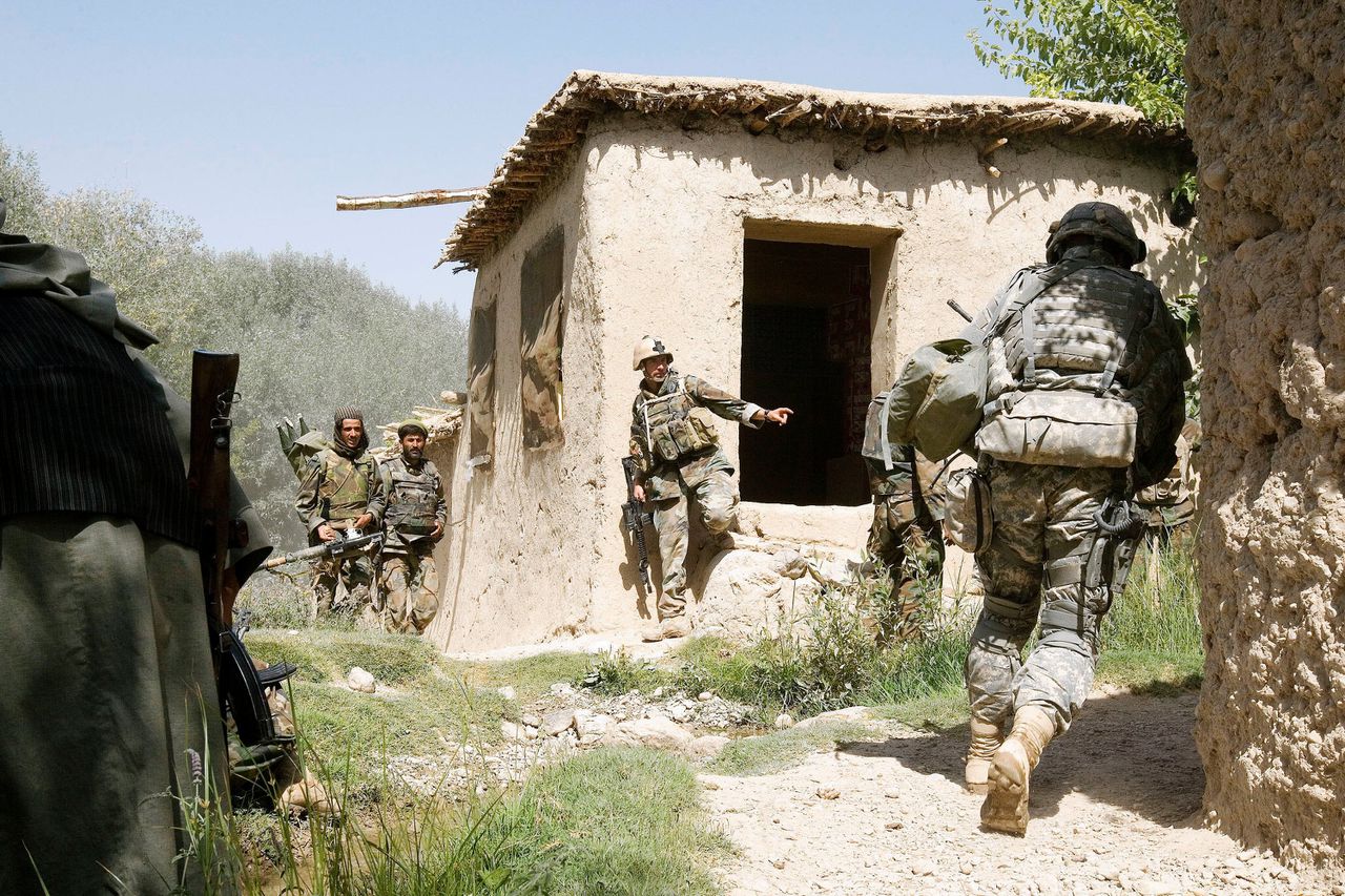 Nederlandse en Afghaanse troepen in de Choravallei in Afghanistan gewikkeld in een vuurgevecht met de Talibaan.