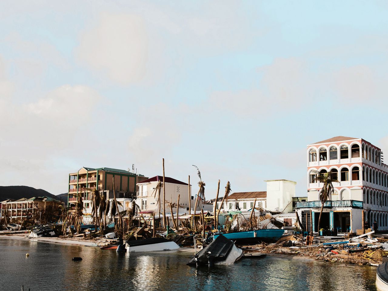 Een ravage in de haven van Philipsburg op het eiland Sint-Maarten dat in september zwaar getroffen werd door orkaan Irma.