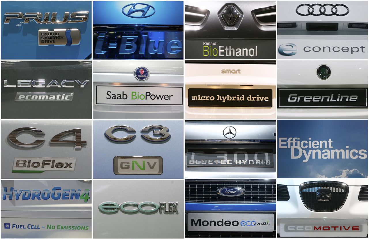 Enkele van de groenetechnologieconcepten waarmee fabrikanten hun producten aanprijzen op de autoshow van Frankfurt. Foto Reuters A combination of 16 different pictures shows the various green technology concepts of car makers shown at the Frankfurt International Auto Show IAA in Frankfurt September 12, 2007. Green technology and lower fuel consumption is the big theme at the largest and most prestigious auto show in the world this year. The concepts are 1st row L-R: Prius Hybrid of Toyota, I-Blue of Hyundai, Bio-Ethanol of Renault and E-Concept of Audi. 2nd row L-R: Ecomatic of Subaru, Saab Bio Power, Micro Hybrid Drive of Smart and Greenline of Skoda. 3rd row L-R: Bioflex of Citroen, Natural Gas Power of Citroen, Bluetec Hybrid of Mercedes and BMW's Efficient Dynamics. 4th row L-R: Hydrogen Fuel Cell by General Motors, Ecoflex of Opel, Econetic from Ford and EcoMotive of Seat. REUTERS/Alex Grimm and Christian Charisius (GERMANY)