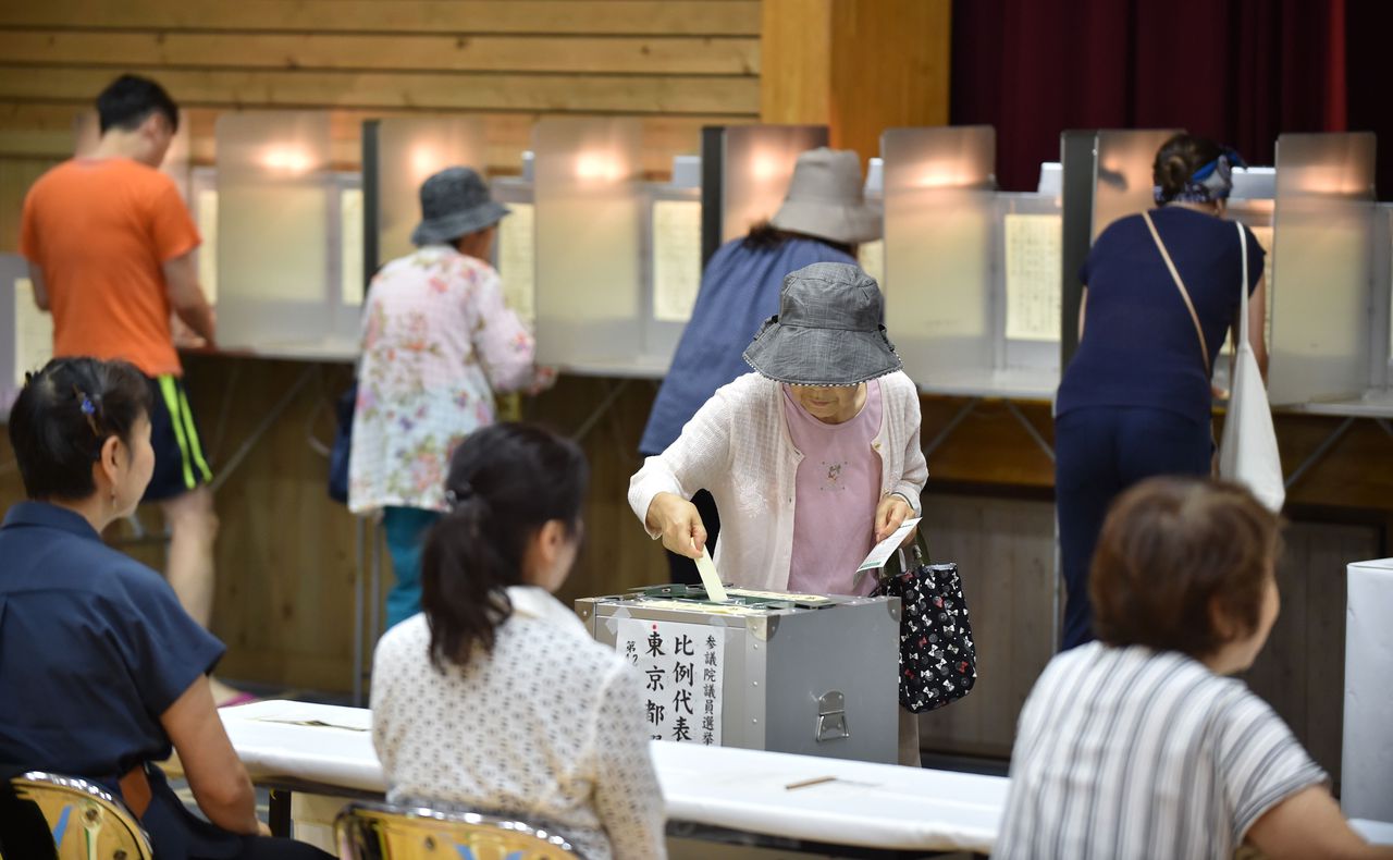 Japanners brengen hun stem uit tijdens de hogerhuisverkiezingen.