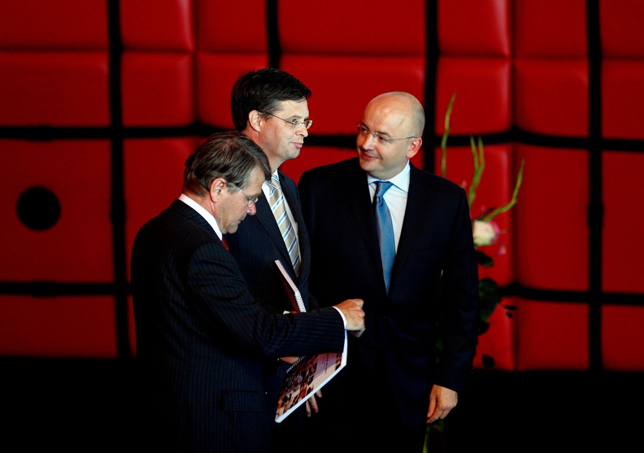 Voorzitter Peter Bakker (rechts) van de Commissie Arbeidsparticipatie overhandigde in 2008 zijn rapport aan toenmalig minister Donner en premier Balkenende.