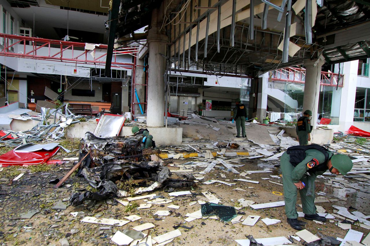 Buiten het hotel in Pattani waar een autobom afging.