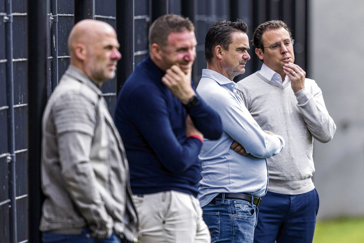 Technisch directeur Marc Overmars (tweede van rechts) wilde dinsdag alleen maar off the record praten.