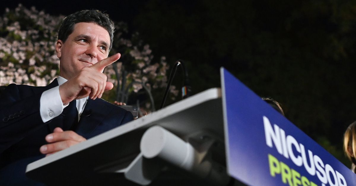 De nieuwe president van Roemenië beschouwt zichzelf als een anti-systeem politicus