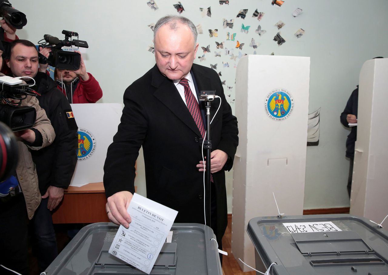 De Moldavische president Igor Dodon brengt zijn stem uit bij de parlementsverkiezingen van zondag.