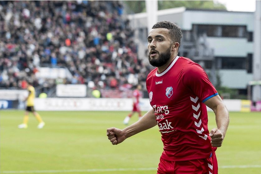 FC Utrecht speler Zakaria Labyad viert de 2-0 die hij heeft gescoord.