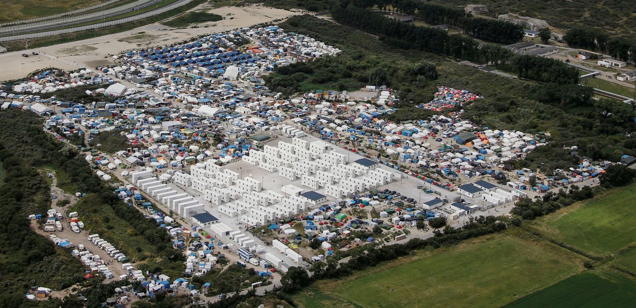 Luchtfoto’s van de ‘jungle’ van Calais. De bovenste dateert van augustus vorig jaar, de onderste van november, na de ontruiming.