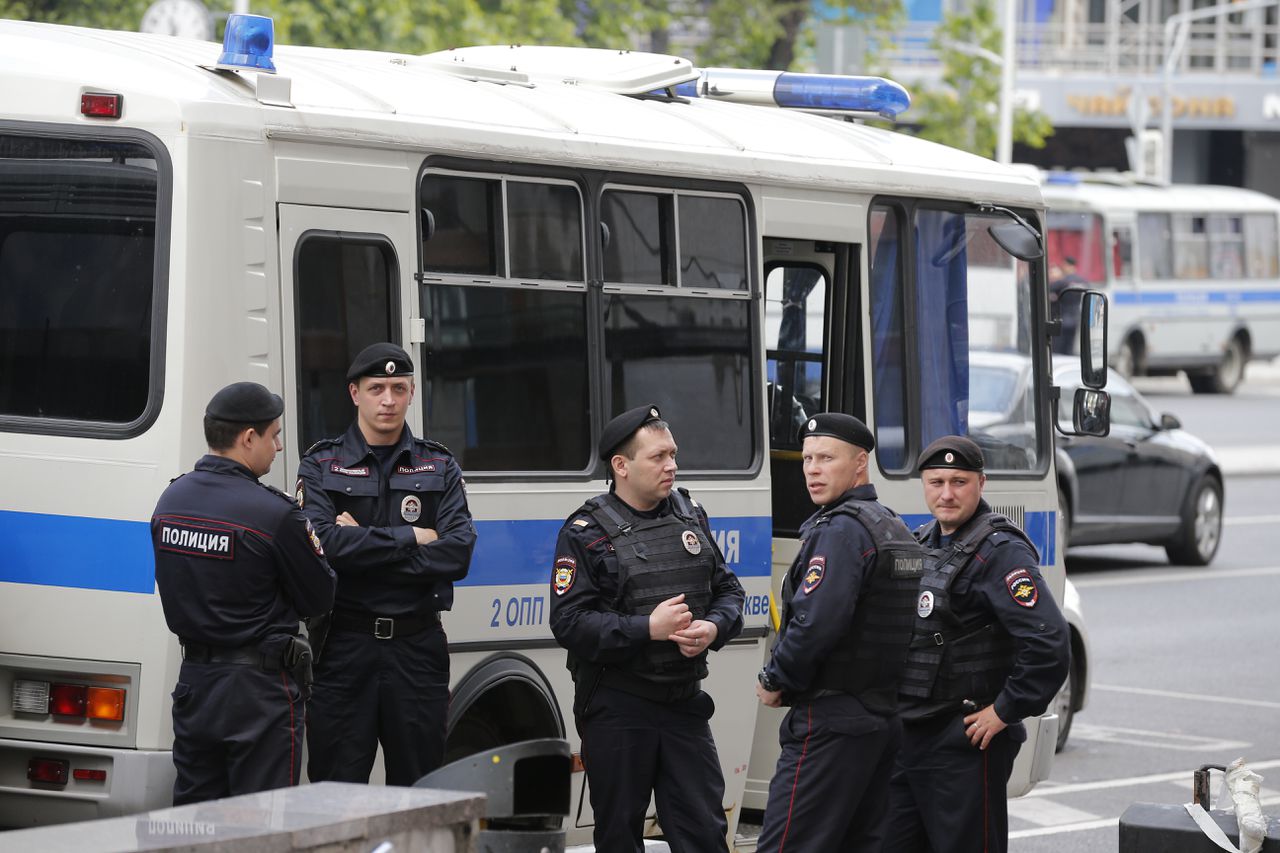 Politieagenten in Moskou maandagochtend.