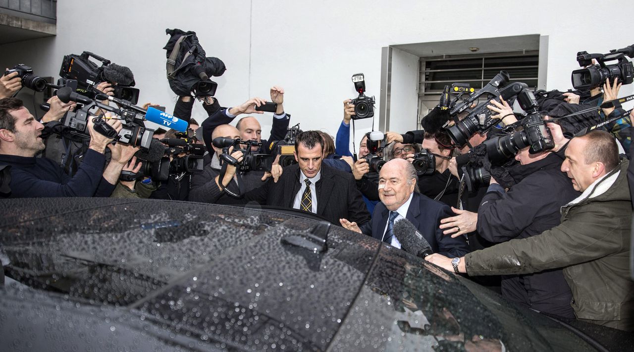 Sepp Blatter vanmorgen bij zijn aankomst voor de persconferentie in Zürich.