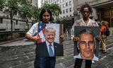 Demonstranten in New York met foto’s van Jeffrey Epstein en president Donald Trump.