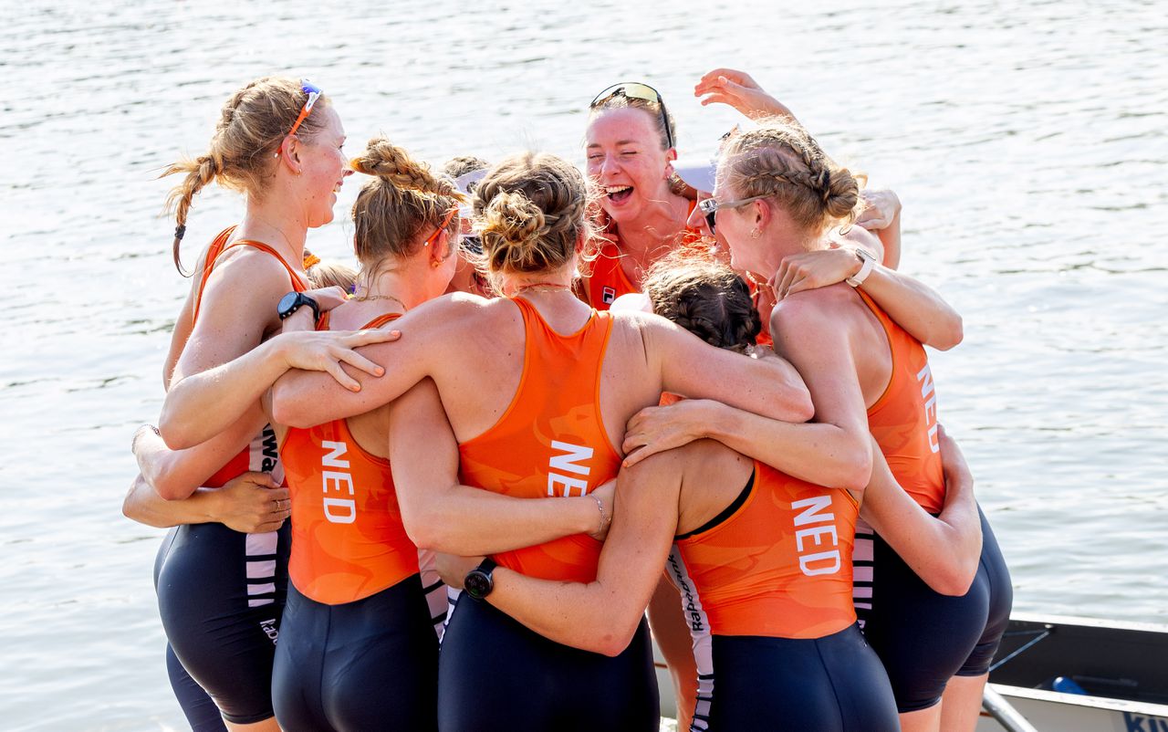 Vrouwen- en mannenacht roeiteams voor het eerst wereldkampioen