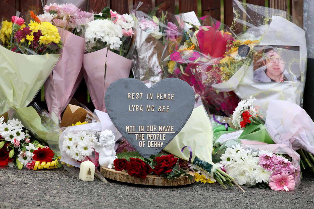 Bloemen in Londonderry om de 29-jarige journalist Lyra McKee te herdenken.