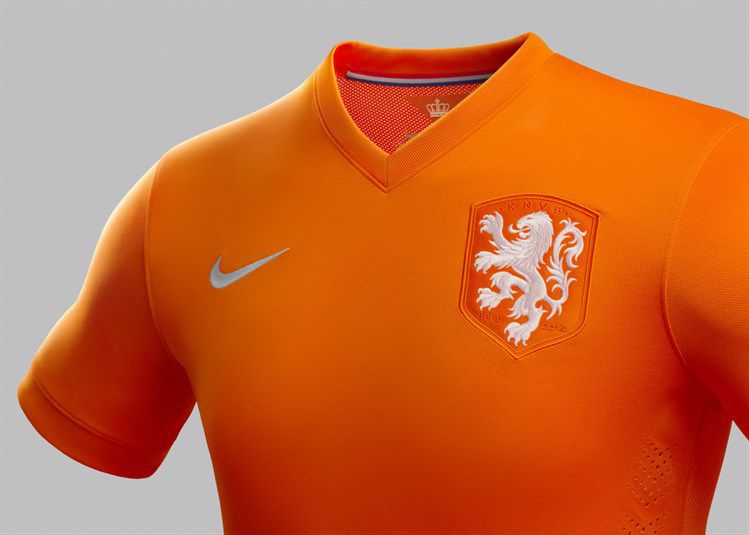 Nederlands elftal speelt op WK effen retro-embleem - NRC