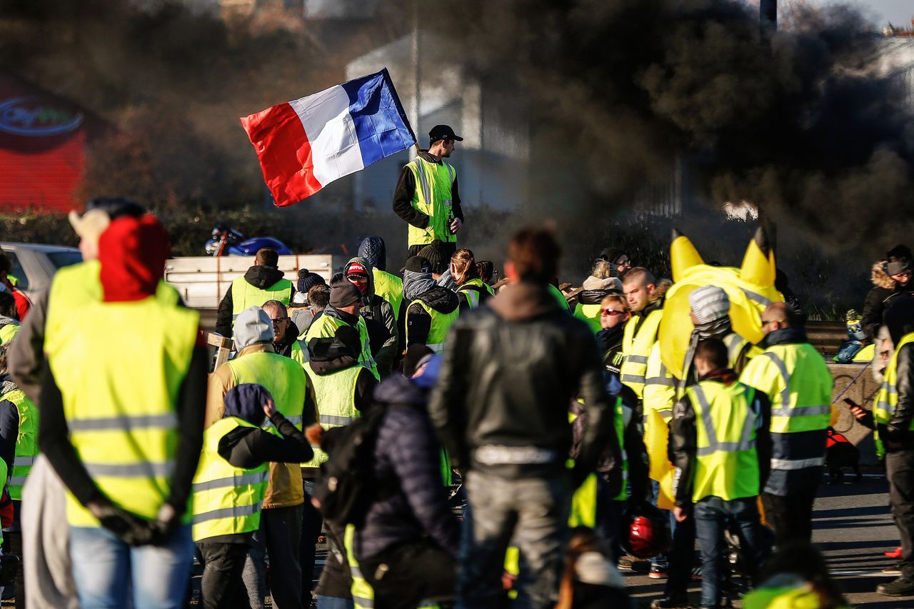 Franse politiek staat machteloos tegen ongrijpbaar verzet van ‘gele hesjes’ 