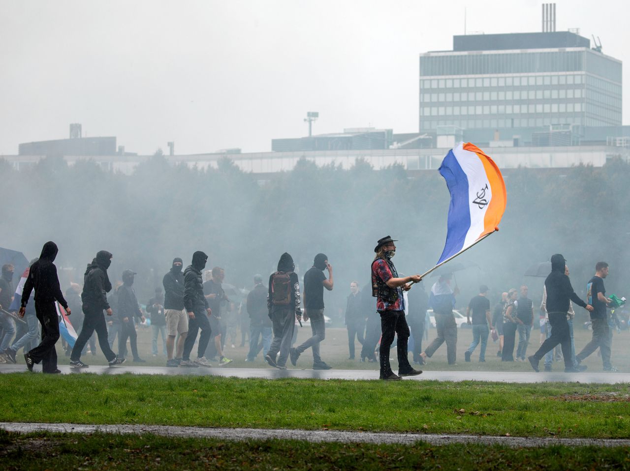 Bol stops selling the Prinsenvlag after far-right riots in The Hague ...