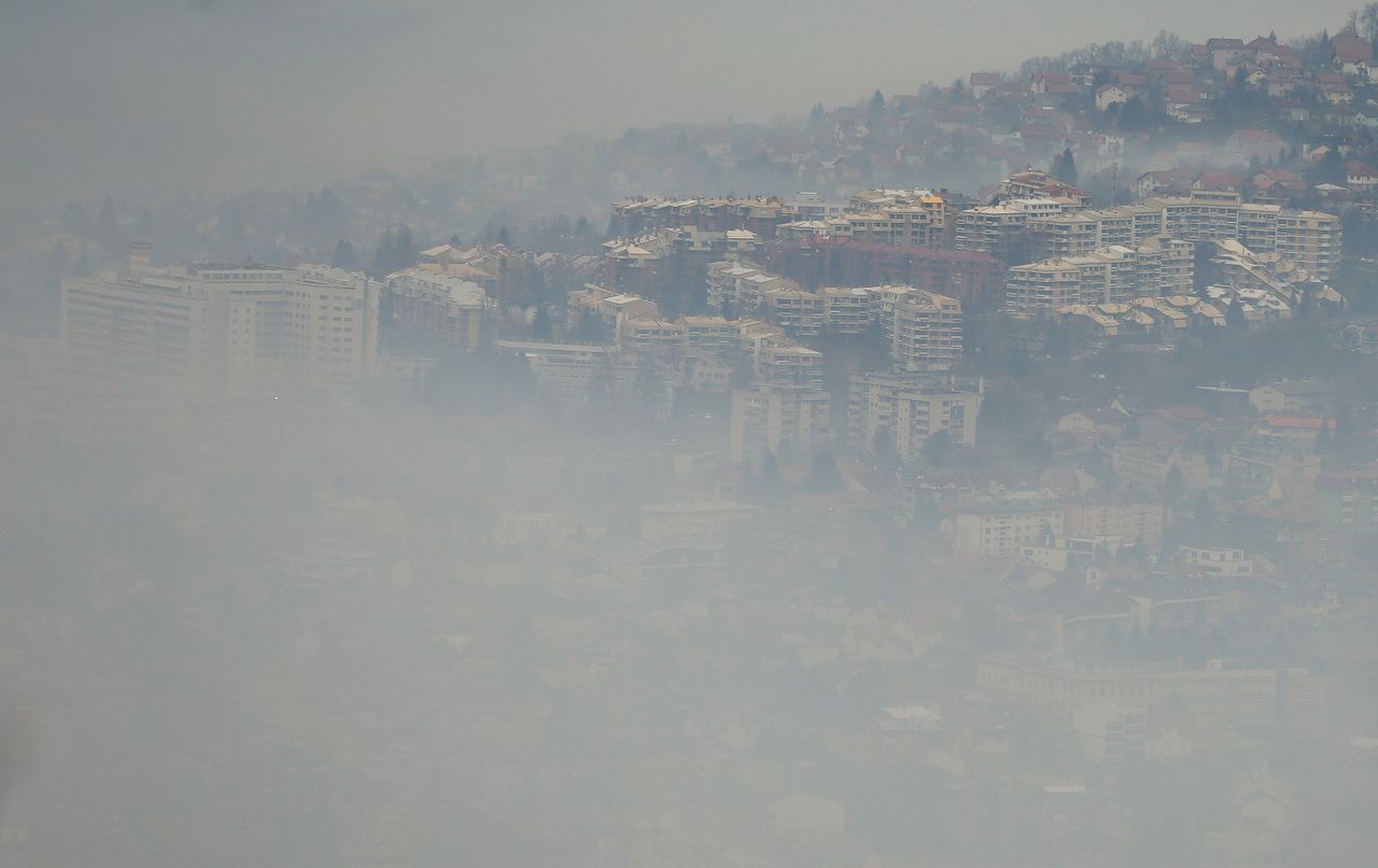 Smog boven Sarajevo, in Bosnië en Herzegovina.