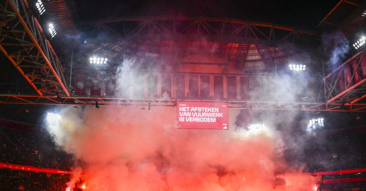 Ajax-FC Groningen gestaakt wegens vuurwerk: ‘Gewoon gekkenwerk’, aldus de scheidsrechter