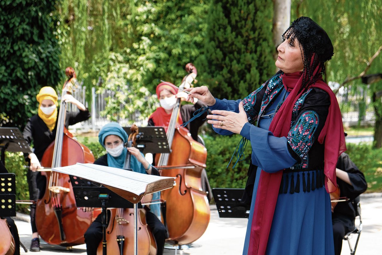 Iraanse dirigent Nezhat Amiri: ‘Ik zie het als mijn missie dat de Iraanse muziek niet verdwijnt’ 